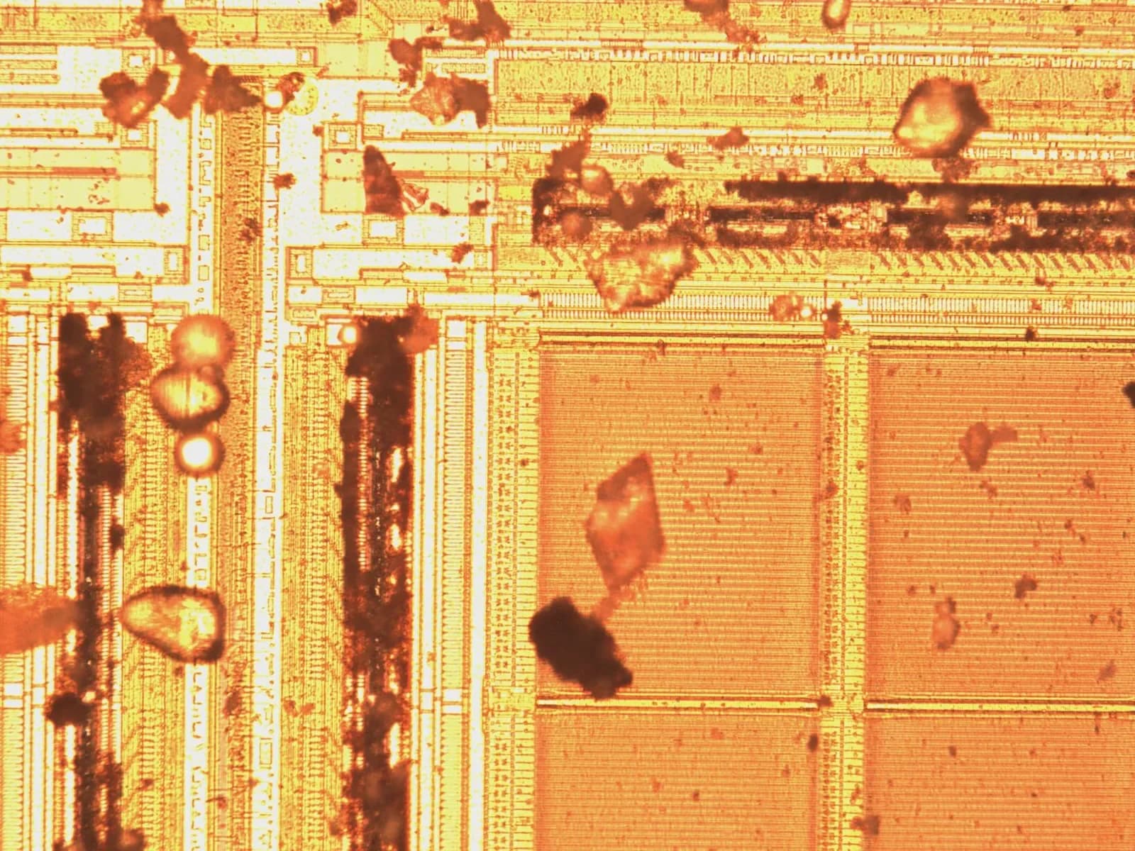 Microscope photograph of a Samsung K4H560838E DRAM chip, documented in 2014
